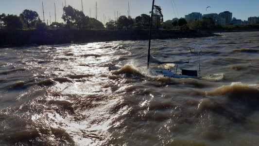 Video: así se hundió un velero en el Río de la Plata