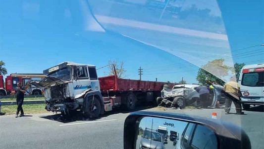 Impactante choque en Circunvalación y Uriburu: siete personas heridas