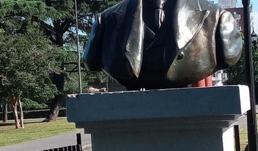 Ataque a un monumento de Newells: le cortaron la cabeza al busto de Isaac