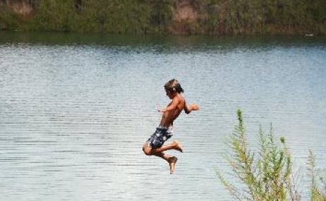 Con talleres para niños y niñas, buscan concientizar sobre el peligro de querer nadar en tosqueras
