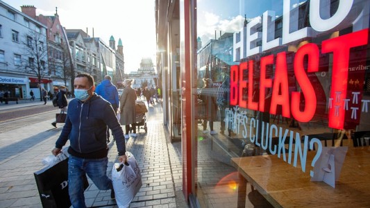 Irlanda reimpone toque de queda en pubs y teletrabajo por brusco avance del coronavirus