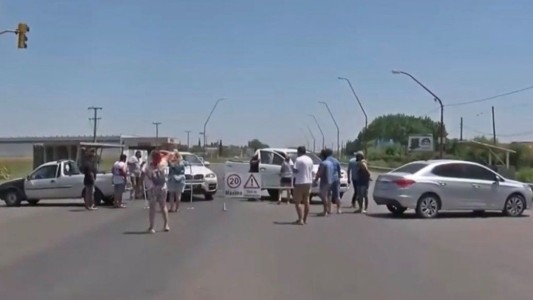 Cansados por los reiterados cortes de luz, vecinos de Alvear tomaron la Ruta 21 (1)