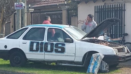 Un auto-parrilla homenajea a Maradona en Ituzaingó