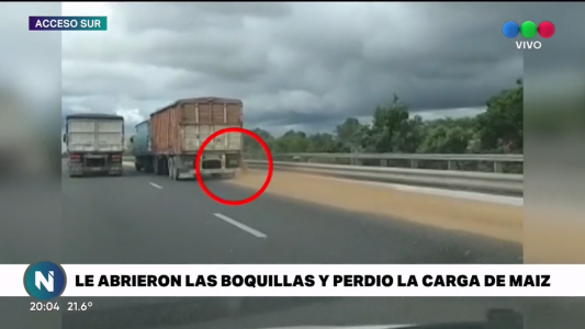 Le abrieron las boquillas y perdió la carga de maíz en Circunvalación