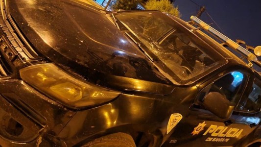 Atacaron a piedrazos un patrullero en una fiesta callejera