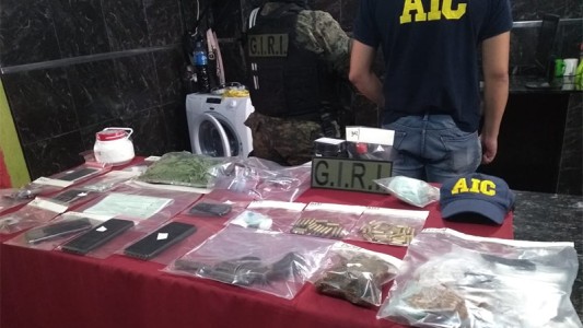 Secuestraron armas de guerra y detuvieron a dos personas tras un allanamiento por venta de drogas