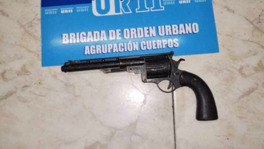 Intentó asaltar dos negocios en pleno centro de Rosario con una réplica de arma de fuego y fue detenido