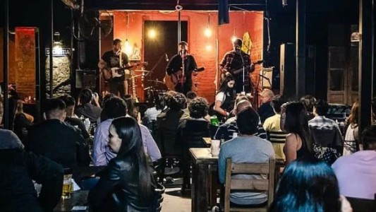 Indignante: vecinos arrojaron botellas de hielo desde un edificio a comensales de un bar