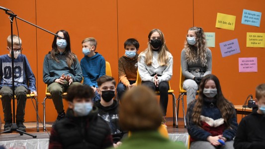 Un estudio confirmó que los niños asmáticos corren más riesgos con el covid-19