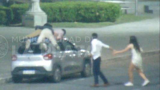 Piden la suspensión de conductor por llevar a sus amigos en el techo del auto en La Plata