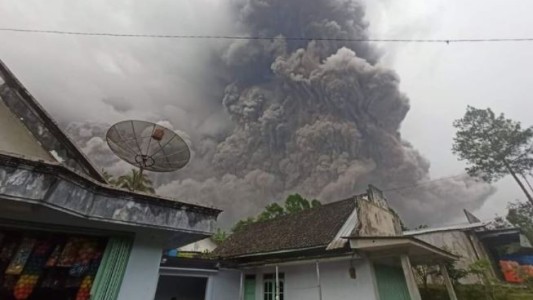 La erupción del volcán Semeru de Indonesia dejó 34 muertos y 17 deseaparecidos