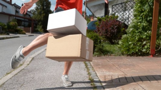 Cadetería express: revoleó un pedido y destruyó una notebook