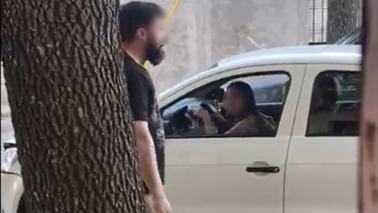 Hay denuncia penal contra el violento que pateó el auto a una mujer tras un choque
