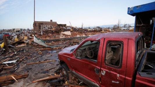 Estados Unidos: Ya son 94 los muertos que dejaron los tornados mientras hay decenas de desaparecidos