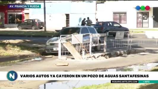Reclamo de vecinos: varios autos cayeron en pozos normes de Aguas Santafesinas
