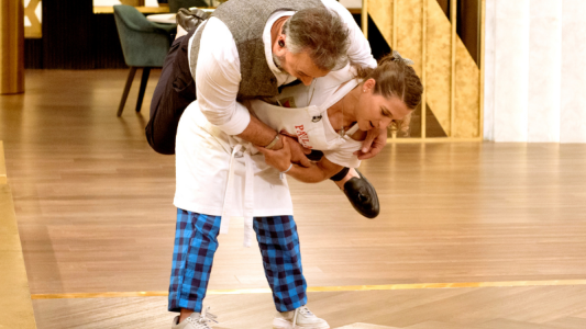 El traspié de Donato: el chef se "enfrentó" a la Peque Pareto y terminó en el piso