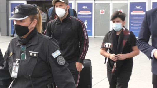 Luego de anunciar su retiro del fútbol profesional, El Kun Agüero llegó a la Argentina