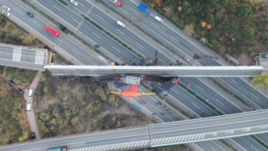 Imágenes impactantes: se desmoronó un viaducto sobre una autopista en China