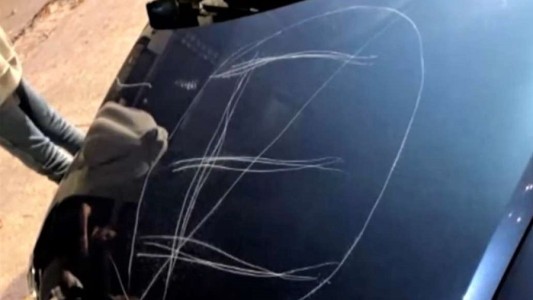 Alumnos rayaron el auto de una profesora y le escribieron frases insultantes
