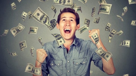 Ganó millones en la lotería y dejó a la novia sin decir nada. Ella lo descubrió y ahora quiere la mitad