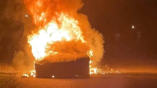 VIDEO: Explotó su Tesla con dinamita porque se descompuso
