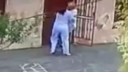 Video: vestida de enfermera, le robó a una mujer