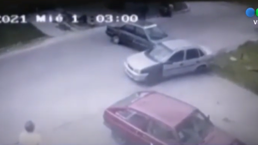 Video: atropelló a una mujer con un bebé y se fugó