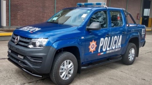 Le robaron el auto, subió al patrullero y murió al caer al pavimento