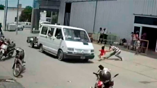 Héroe sin capa: arriesgó su vida y salvó a una nena de 4 años de ser atropellada