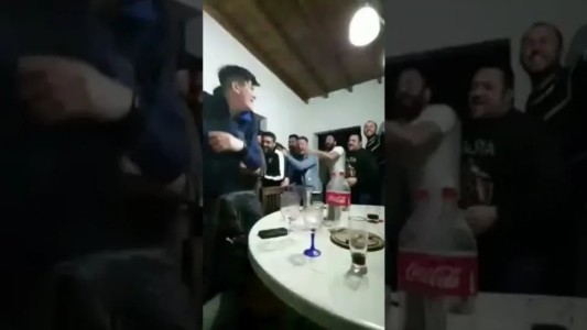 El viral del verano: furor por los videos de “Quisiera saber con quién estás cog…”