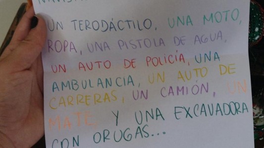 Un terodáctilo, un Quilmes campeón y un beso al abuelo: las cartas navideñas de este 2021
