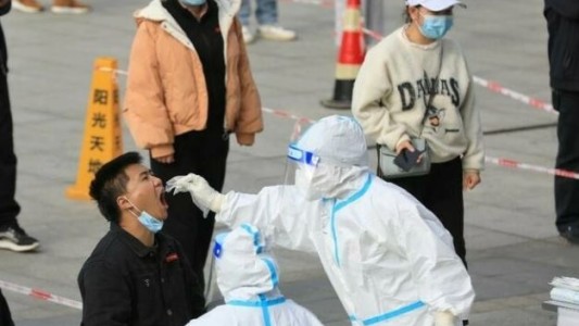 China registró el mayor número de casos de coronavirus en casi dos años