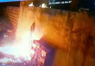 Video: enfurecido por la música alta en Navidad, incendió la casa de su vecino