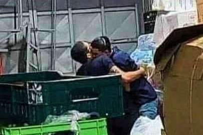 Fue a visitar a su marido al trabajo, lo encontró abrazado a un compañero y lo escrachó en las redes sociales