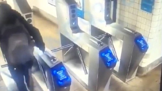 Intentó saltar el molinete del metro de Nueva York, se rompió el cuello y murió