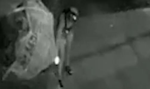 Video: una mujer prendió fuego a un indigente que se encontraba durmiendo en la calle