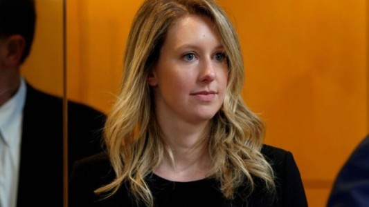 Quién es la multimillonaria estafadora de Silicon Valley que podría ir a la cárcel por fraude