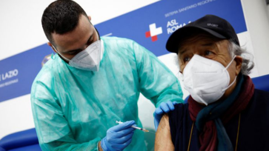 Italia impone la vacunación obligatoria a mayores de 50