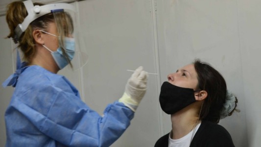 La OMS recomienda 14 días de aislamiento para personas contagiadas de Covid