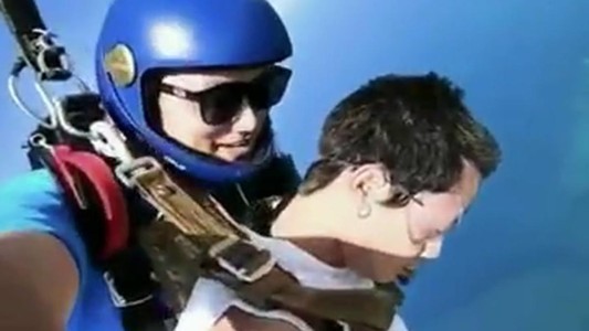 Paracaidista se desmayó en pleno salto, despertó y empezó a gritar del pánico