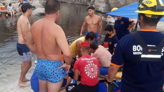 Mina Clavero: le pidió a su mujer que le sacara una foto, se tiró de clavado al agua y al volver a la costa murió