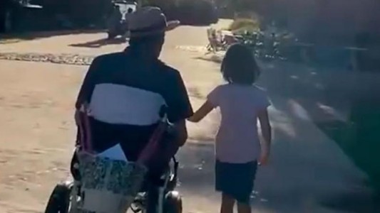 Video conmovedor: Esteban Bullrich salió de paseo y su hija manejó la silla de ruedas