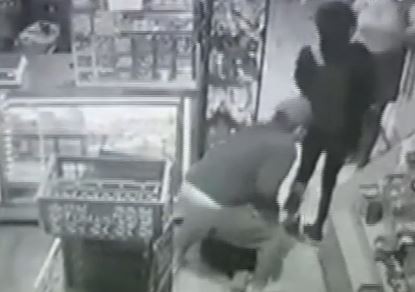 Video: violento robo a un kiosco que sostiene a un centro comunitario