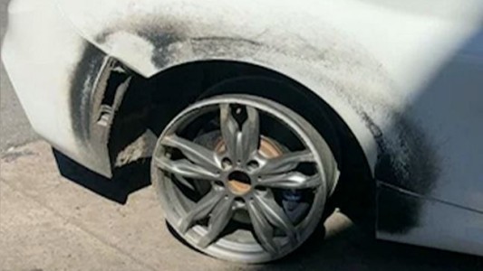 Video: un auto de alta gama llegó a Mar del Plata con una cubierta menos