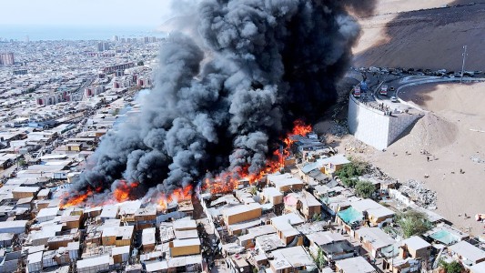 Un incendio arrasó más de 100 viviendas en el norte de Chile