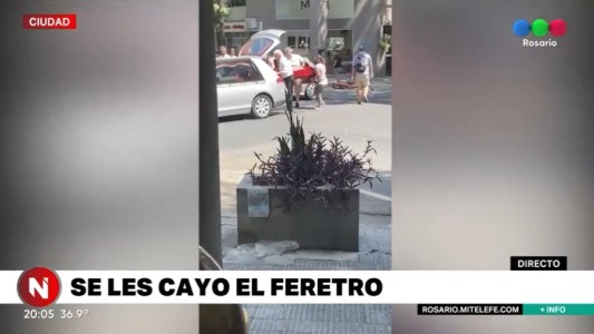 Insólito y doloroso: se les cayó el ataúd en pleno macrocentro rosarino