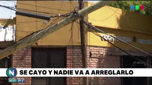 Un camión chocó un poste de luz y sigue sin ser reparado