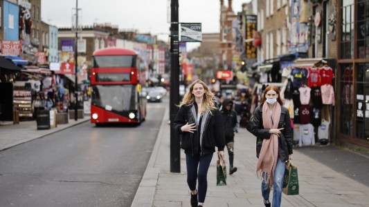 Casos en baja: Reino Unido registró menos de 100.000 contagios por cuarto día consecutivo