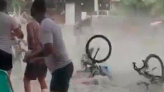 Accidente en cadena en una carrera de ciclismo: se inundó la recta final y provocó la caída de varios corredores