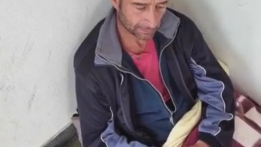 Video: denuncia que le usurparon la casa, lo dejaron en la calle y duerme en la puerta de la Municipalidad